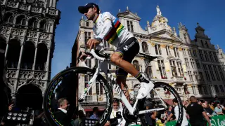 Alejandro Valverde, con el maillot arcoíris, en Bruselas antes del comienzo del Tour 2019.
