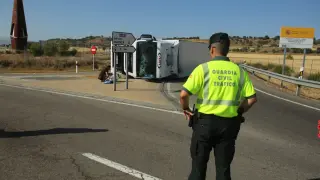 El camión ha volcado en el acceso a la autovía en Siétamo.