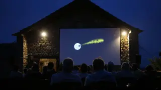 Proyección al aire libre en la era-cine de Ascaso