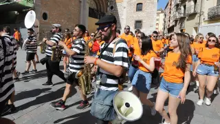 La charanga de la peña Nos An Soltao recorre las calles de Teruel el viernes de La Vaquilla.