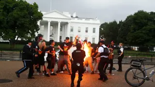 A police officer puts out the fire after demonstrators burned a national flag in front of the White House during a Fourth of July Independence Day protest in Washington, D.C., U.S., July 4, 2019. REUTERS/Eric Thayer [[[REUTERS VOCENTO]]] USA-JULYFOURTH/