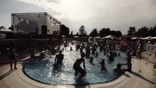 Ambiente en la piscina en el Slap Festival este viernes.