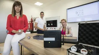 Carolina Vilas, Héctor Gil y Pilar Andrade, en la sede de Titan Fire System.