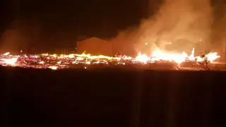 Aparatoso incendio cerca de la carretera de Logroño.
