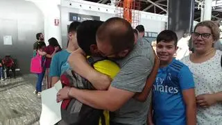 Besos, abrazos y achuchones para recibir a los 150 niños saharauis que han llegado este lunes al aeropuerto de Zaragoza para pasar mes y medio con familias de acogida de todo Aragón.