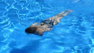 Los oftalmólogos advierten del riesgo del agua de las piscinas para los ojos.