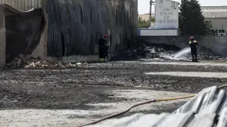Los restos del incendio que ha afectado a la empresa de embalajes El Moncayo la mañana de este lunes