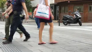 Varias personas atraviesan la calzada en Don Jaime fuera de los pasos de peatones.