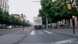 Un vídeo compartido por Azuvemp muestra cómo el usuario del patinete circula correctamente con su vehículo a 25km/h por una vía pacificada, mientras que el camión lo adelanta "rozando y a toda velocidad".
