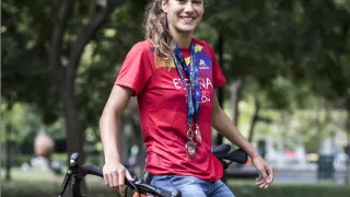 Marta Pintanell, con sus medallas y su bicicleta.
