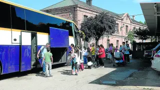 Viajeros en la estación de tren de Teruel subiendo ayer al autobús que les llevaría a Valencia.