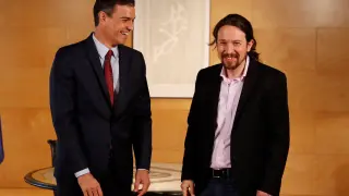 Pedro Sánchez y Pablo Iglesias al inicio de su reunión este martes.