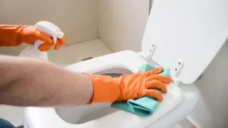 Limpiar el inodoro.