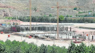 Las contratistas del hospital de Teruel comenzaron las obras en primavera y están centradas en la cimentación, aunque ya se puede apreciar el forjado de una de las plantas.