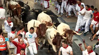 Los peligrosos 'Jandilla' protagonizan con golpes pero sin cornadas el cuarto encierro de San Fermín .