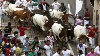 Los peligrosos 'Jandilla' protagonizan con golpes pero sin cornadas el cuarto encierro de San Fermín .