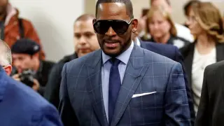FILE PHOTO: Grammy-winning R&B singer R. Kelly arrives for a child support hearing at a Cook County courthouse in Chicago, Illinois, U.S. March 6, 2019. REUTERS/Kamil Krzaczynski/File Photo [[[REUTERS VOCENTO]]] PEOPLE-RKELLY/