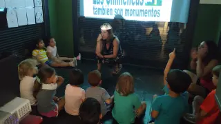 Lola Zueco explica las características de las chimeneas industriales de Tarazona a un grupo de niños de 5 años.