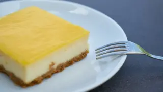 Porción de tarta de limón.
