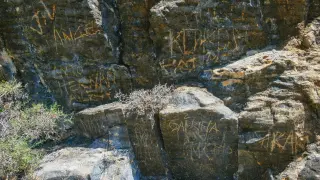 Grabados en las rocas en las inmediaciones de la ermita de San Urbez, en el Parque Nacional de Ordesa.