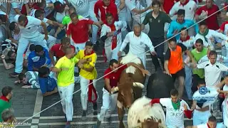 Multado con 4.000 euros un corredor 'reincidente' en San Fermín por agarrarse a los toros en los encierros