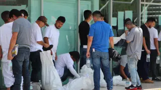 Migrantes deportados por Estados Unidos en la frontera con México.
