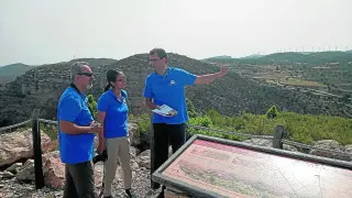 El paleontólogo Luis Mampel explica a los técnicos de la Unesco el valor geológico del Maestrazgo.