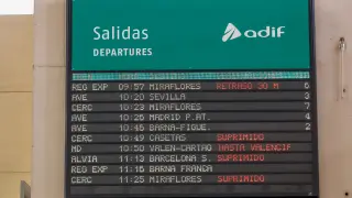 Primera jornada de la huelga de Renfe en la Estación Delicias de Zaragoza, donde se han cancelado cuatro trenes y al menos dos van con retraso.