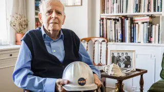 Luis Ruiz de Gopegui todavía conserva el casco de la NASA que tantos años llevó sobre su cabeza