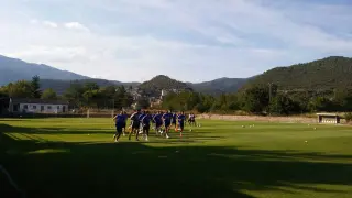 Los jugadores del Real Zaragoza, en la tarde de este martes en su primera presencia en el campo de Villaboya de Boltaña (Huesca).