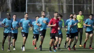 Los futbolistas de la SD Huesca, durante un entrenamiento en el IES Pirámide.