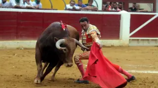 Un lance de Enrique Ponce durante su faena con la muleta en la plaza de toros de Huesca.