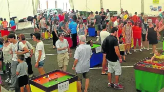 Los juegos tradicionales en la carpa atrajeron a mayores y pequeños este sábado en Canfranc.