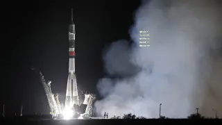 La nave rusa Soyuz MS-13 con tres tripulantes a bordo despegó hoy desde el cosmódromo de Baikonur (Kazajistán) con rumbo a la Estación Espacial Internacional (EEI).