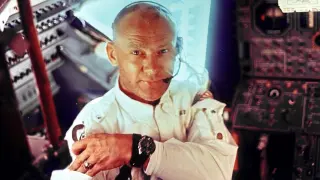 Buzz Aldrin, en el interior del Módulo Lunar, con un reloj Omega Speedmaster.