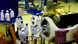 Científicos de la Organización de Investigación Espacial India (ISRO) trabajan en el vehículo lunar ''Chandrayyan-2'' (EFE) Científicos de la Organización de Investigación Espacial India (ISRO) trabajan en el vehículo lunar ''Chandrayyan-2'' (EFE) Científicos de la Organización de Investigación Espacial India (ISRO) trabajan en el vehículo lunar ''Chandrayyan-2'' (EFE) Científicos de la agencia espacial india trabajan en la misión Chandrayaan-2.