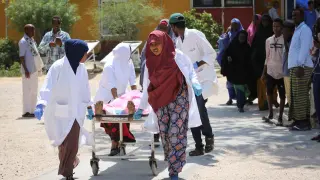 Mogadishu (Somalia), 22/07/2019.- A person who was injured in a blast is carried on a stretcher at Medina hospital in Mogadishu, Somalia, 22 July 2019. Several people are feared dead after a huge explosion at a checkpoint on K4 road that leads to Mogadishu's airport. No one has claimed responsibiity for the attak, however, the country's Islamist militant group al-Shabab often carries out such attacks against its western-backed government. (Atentado, Mogadiscio) EFE/EPA/SAID YUSUF WARSAME Several feared dead in Mogadishu explosion
