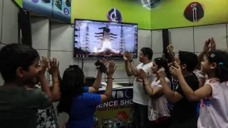 Personal del centro espacial de Satish Dhawan, en La India, celebra el lanzamiento con éxito de su misión al inexplorado polo sur de la Luna: Chandrayaan-2