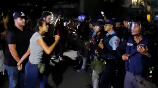 Manifestantes se enfrentan a la policía mientras el gobernador Ricardo Roselló mantiene una reunión con alcaldes federados.
