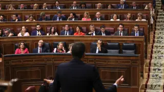 Sánchez contesta desde su escaño a la intervención del líder del Partido Popular, Pablo Casado.