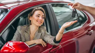 Una mujer recibe las llaves de su vehículo