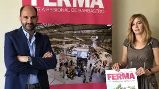 El alcalde Fernando Torres y la concejal de Desarrollo Belinda Pallás con el cartel de Ferma.