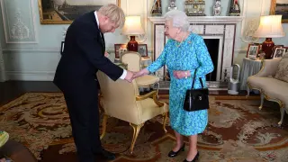Boris Johnson, nuevo primer ministro del Reino Unido, saluda a la reina Isabel II de Inglaterra.