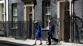 Theresa May, acompañada por su marido Philip, en su último día en Downing Street, en Londres.