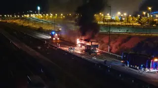 Arde un autobús de pasajeros cerca de Puerto Venecia