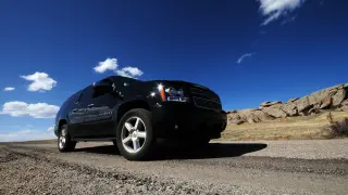 Un SUV genérico en la carretera de Colorado.