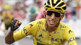 Egan Bernal celebra de amarillo su virtual triunfo en el Tour de Francia.