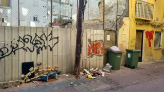La acumulación de basuras en la vía pública es otro de los problemas que sufren los vecinos de Ramón Pignatelli.