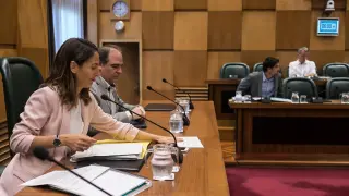 María Navarro, en primer plano, en la comisión de Hacienda de este lunes.