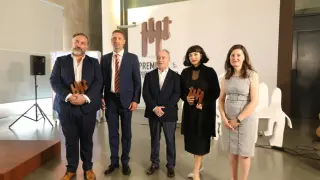 José Andrés Borau y Mon Laferte, con sus premios Pirineos Sur, junto al presidente dela Diputación y representantes de la Fundación ONCE